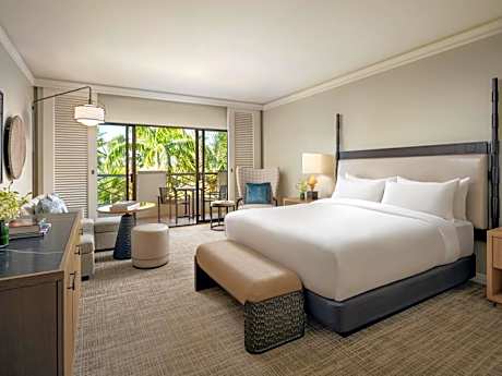 Fairmont King Room with Bath Tub and Garden View - Disability Access