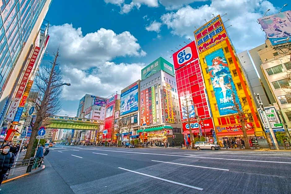 honeys guest house elevator , wash machine, huge closet space, private bathroom, walk to skytree in 10 minutes