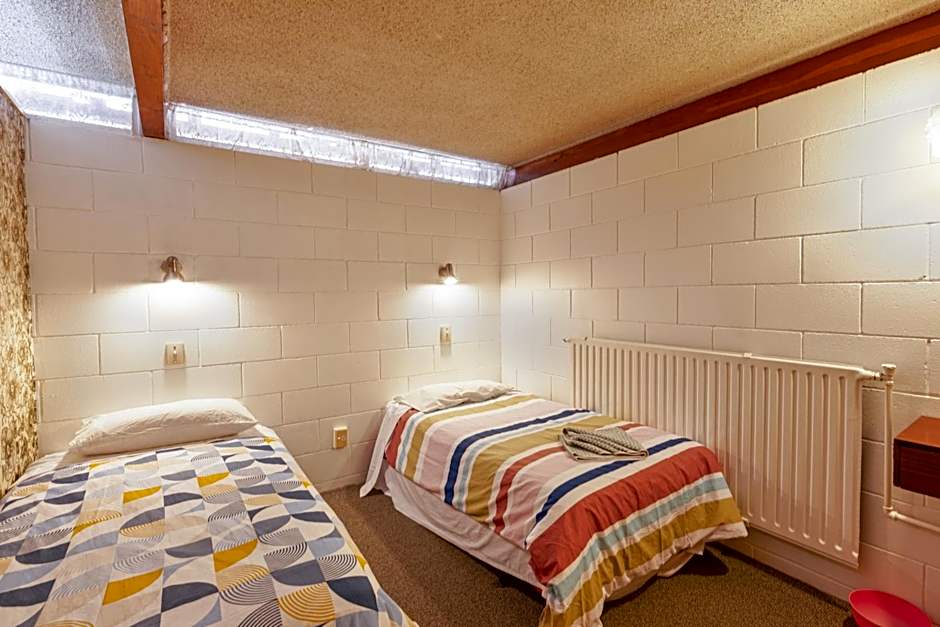 Aaryn Court Motel