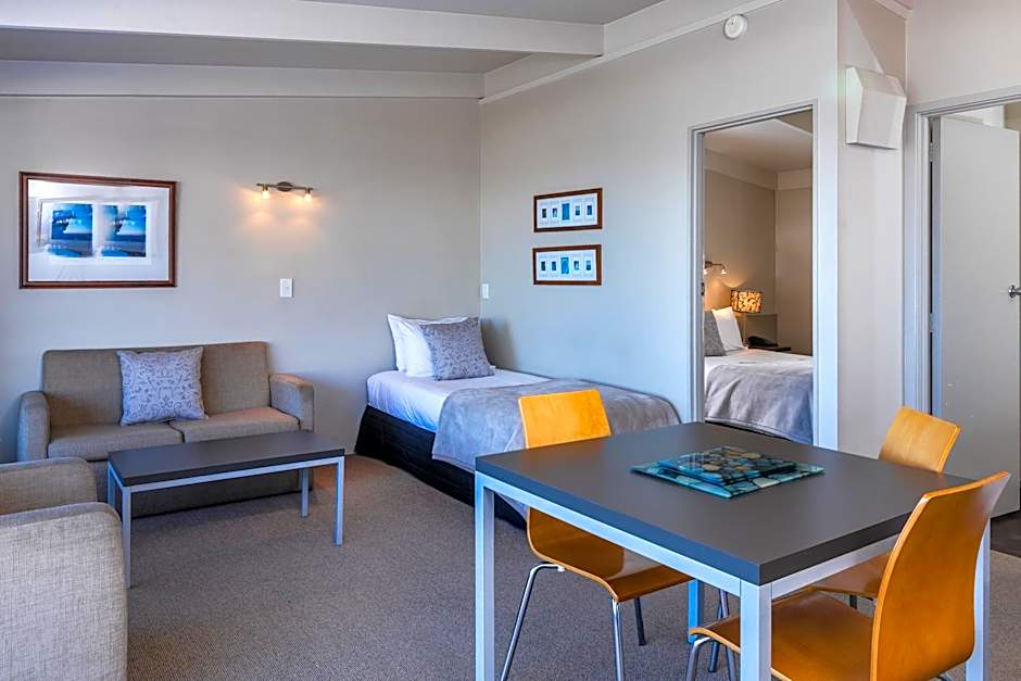 Twin Peaks Lakeside Inn