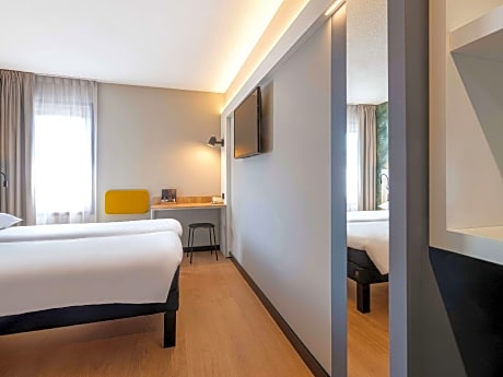 Family Room with 1 double bed or twin beds and 1 double sofa bed