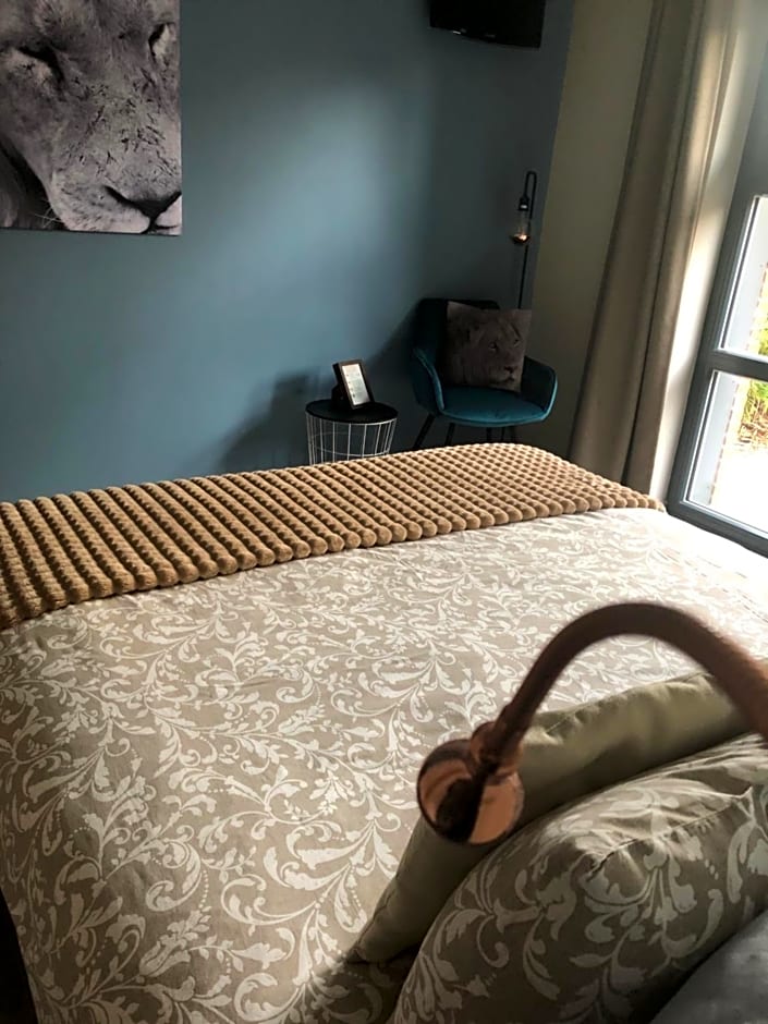 Selemo B&B - Business and leisure - guestroom with private entrance - ensuite bathroom - free parking