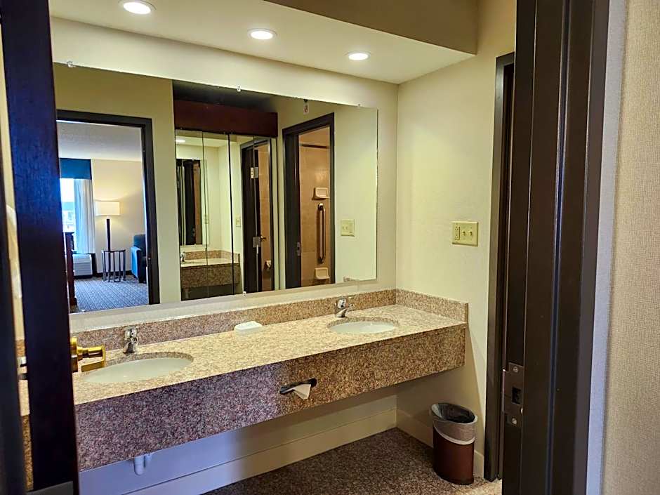 Heritage Inn & Suites St. Louis/Fenton, Trademark by Wyndham