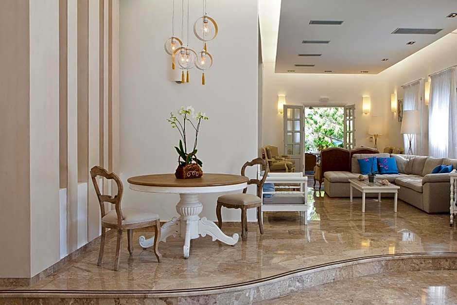 Kamari Hotel