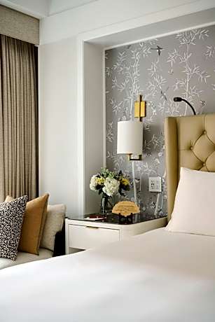 Residential King Suite Accessible - Roll-in Shower