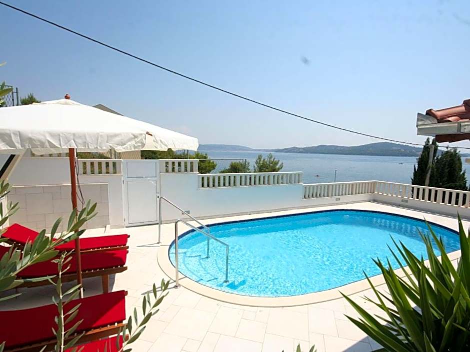 Charming Villa Marin, 30 meters From The Beach, Pool heated, Split-Trogir area
