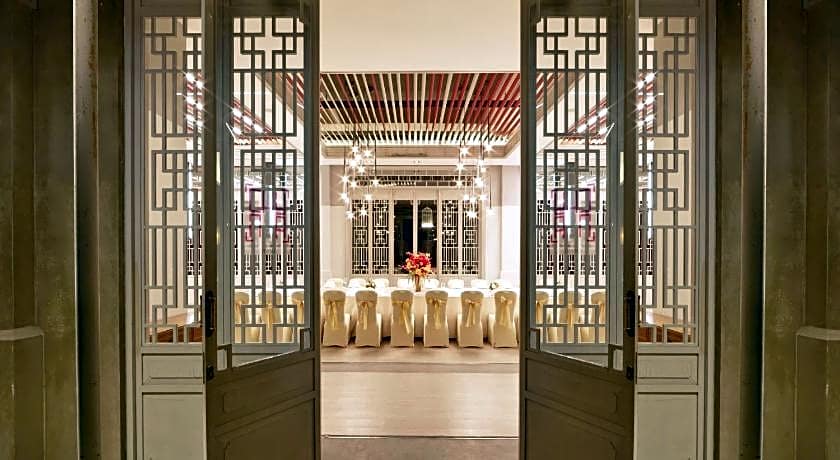 The Quarter Hualamphong by UHG