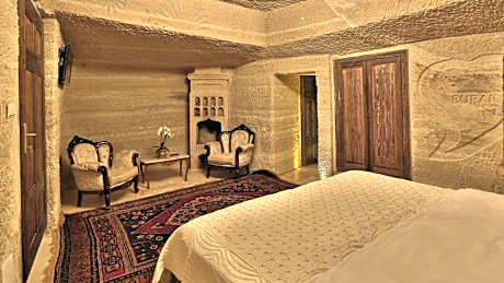 Deluxe Suite Cave Room