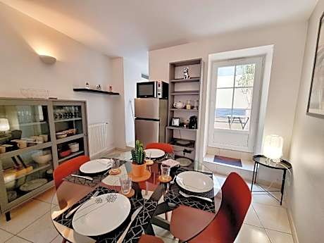 Coquette maison de ville calme avec patio 