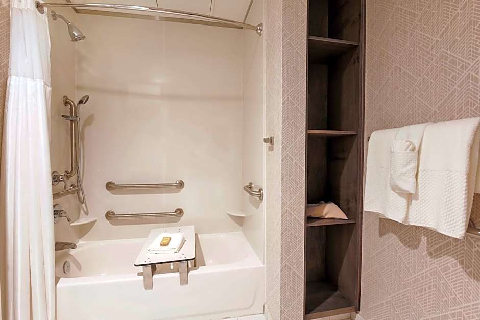 DoubleTree by Hilton Evansville