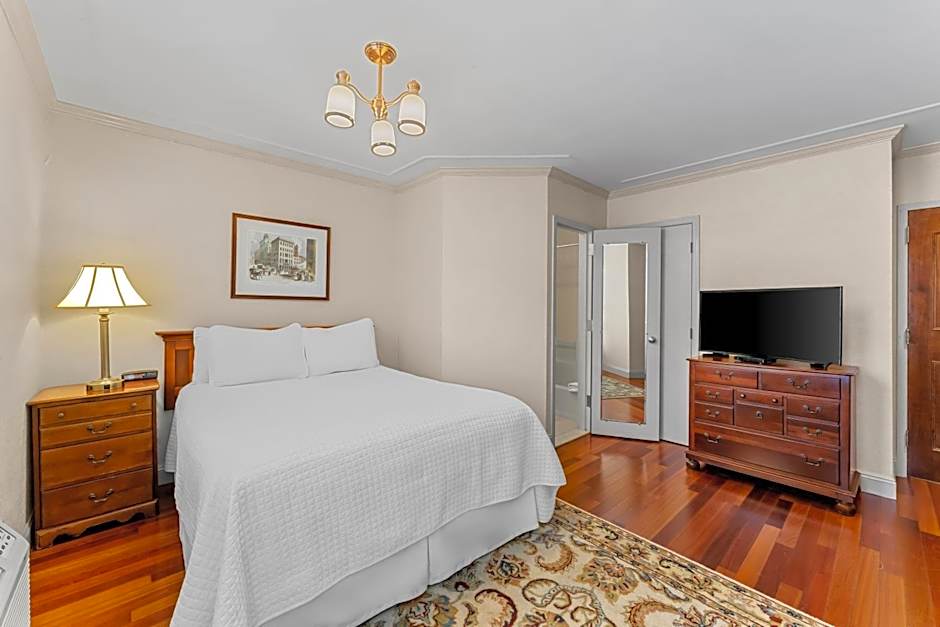 Photo 1 of 5 of Deluxe 1 Queen Bed