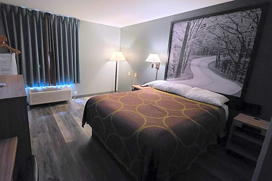 Super 8 by Wyndham Cloverdale IN