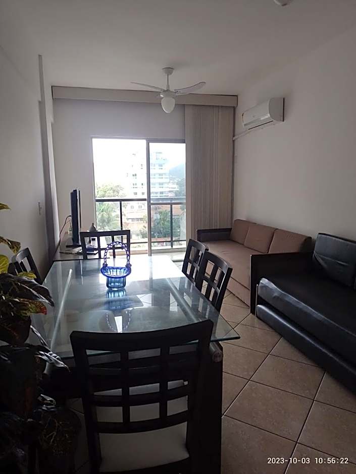 PRIME Beach e Praia do Forte a Pé e Polo Gourmet com carro no estacionamento.