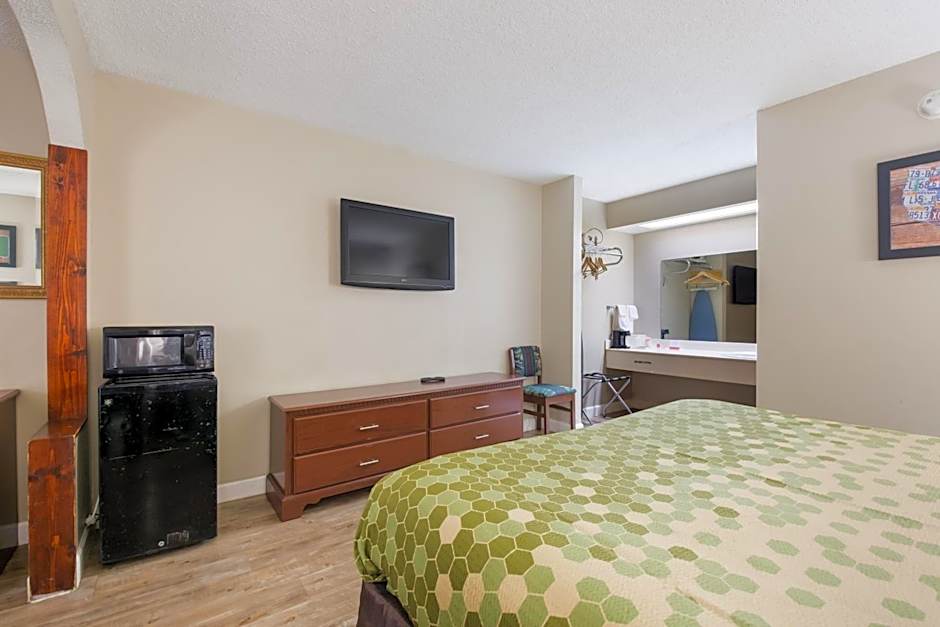 Econo Lodge Inn & Suites East