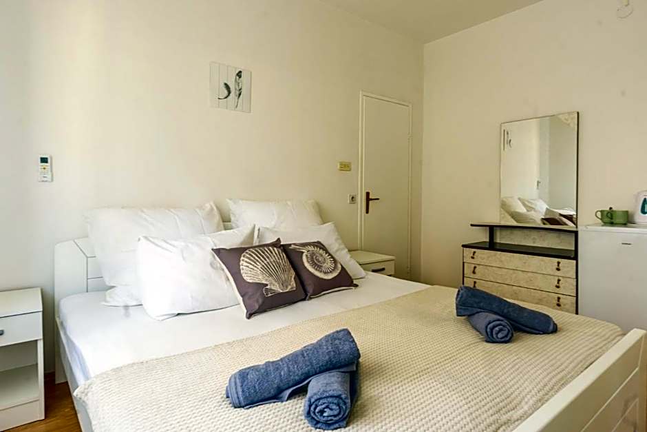 Apartment and Room Bacic