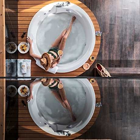 King Suite with Pool View