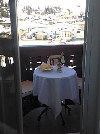 Family Room with Mountain View (2 Adults + 2 Children)