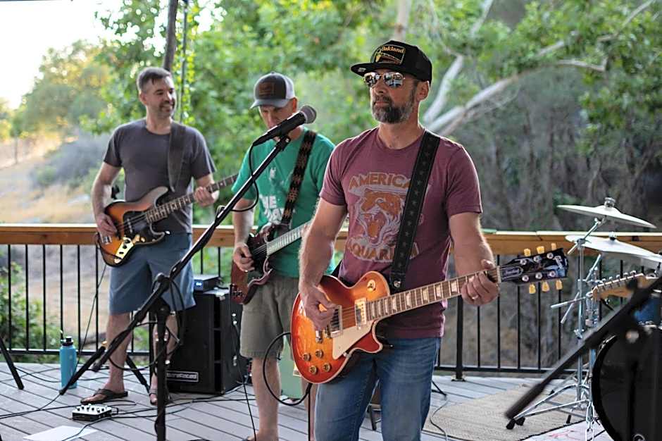 Genas's Sierra Inn & Restaurant