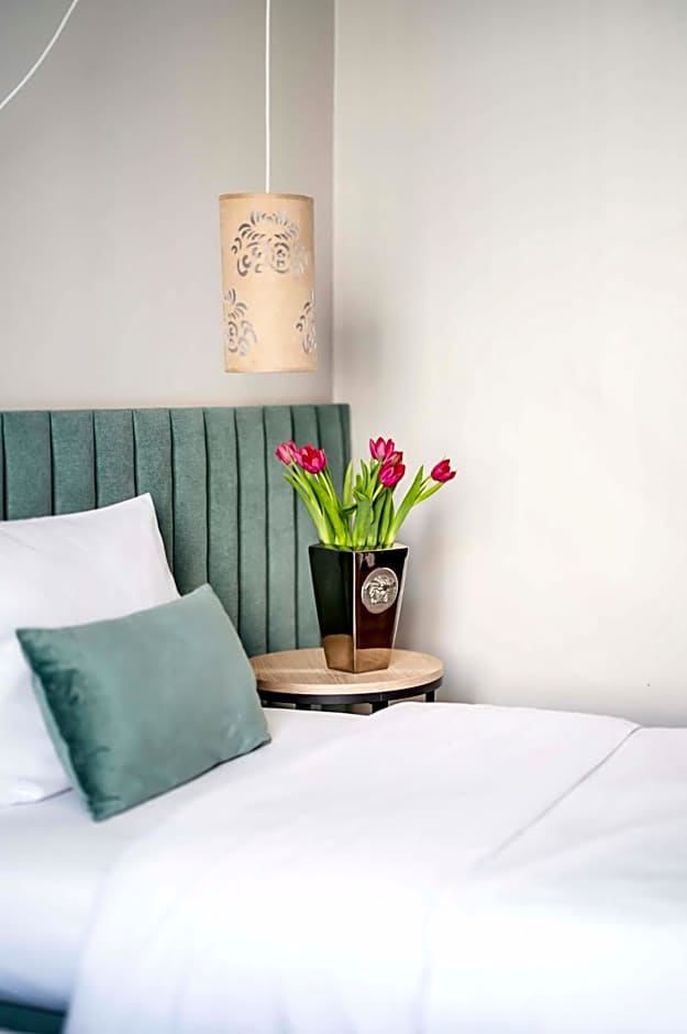 Hotel H12