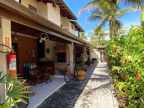 Sobrado em condomínio quase pé na areia em Juquehy