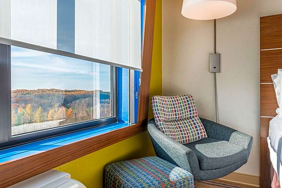 Holiday Inn Express & Suites Clarion By IHG