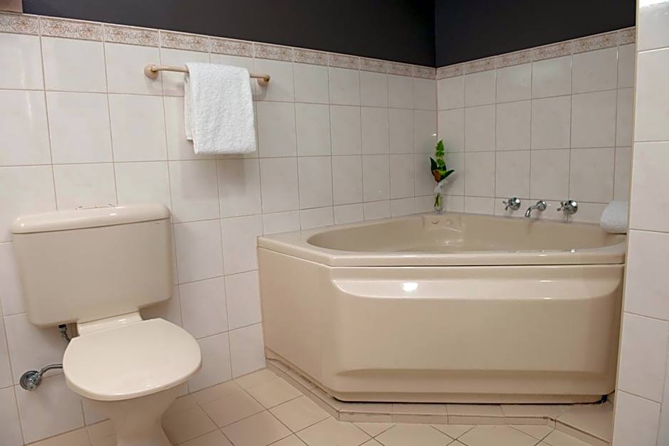 Adelaide Riviera Hotel