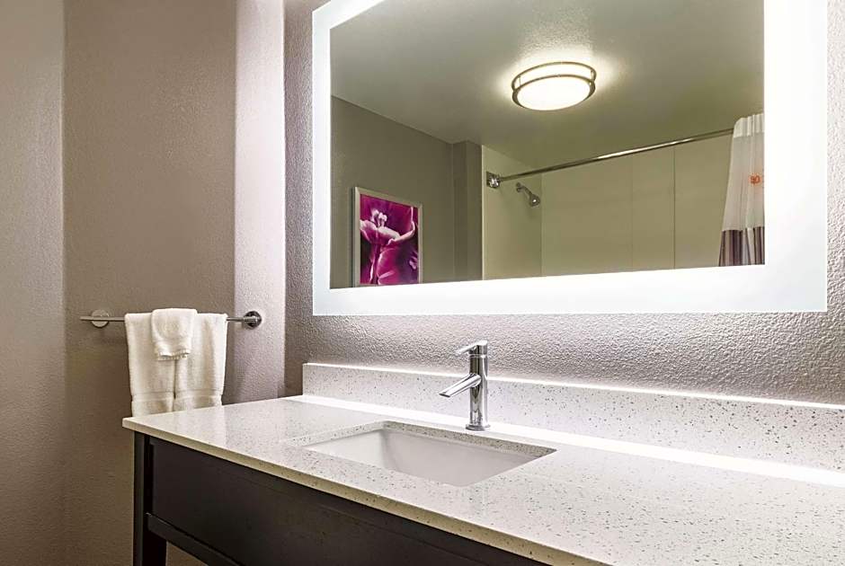 La Quinta Inn & Suites by Wyndham Alexandria Airport