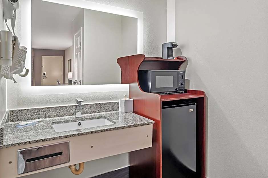 Quality Inn & Suites near Robins Air Force Base