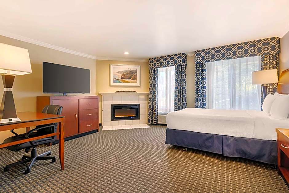 Best Western Plus Marina Shores Hotel