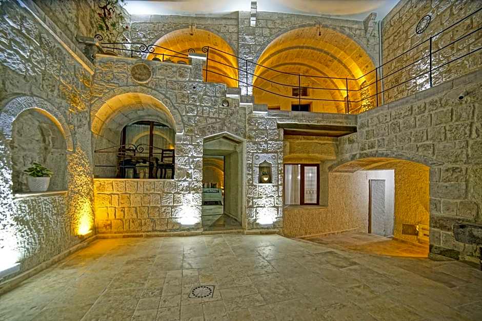 Risus Cave Suites