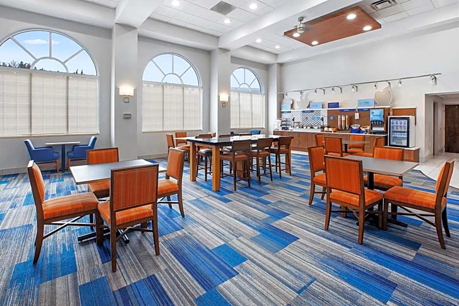 Holiday Inn Express Hotel & Suites Warrenton By IHG