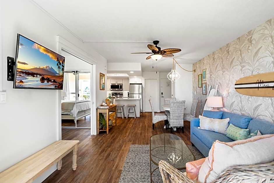 Top 10 Pick! Walk to Beach, Shops, Dining and Pool