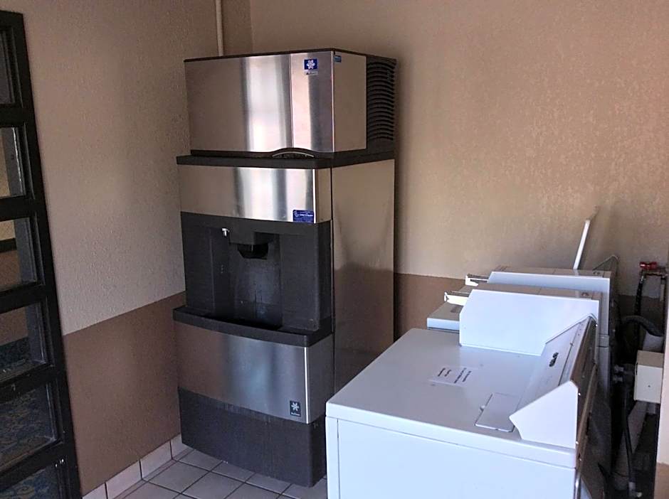Super 8 by Wyndham Marshalltown