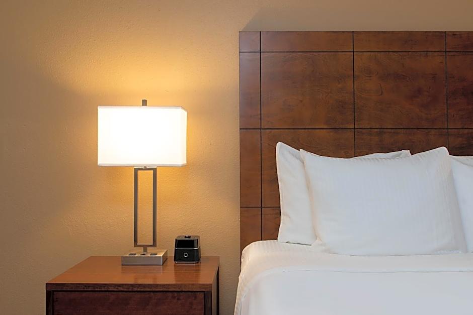 La Quinta Inn & Suites by Wyndham Clearwater Central