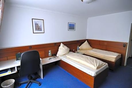 2 Double Beds