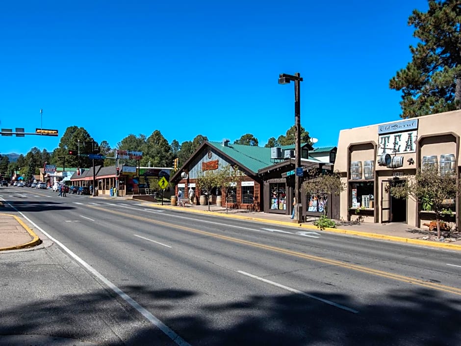 Pine Cabin, 2 Bedrooms, Fireplace, Midtown, Sleeps 6
