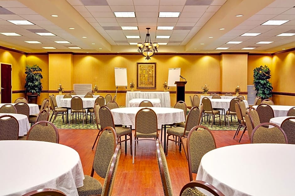 Holiday Inn Express Hotel & Suites Millington-Memphis Area