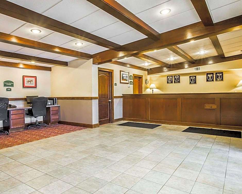 Clarion Inn & Suites At The Outlets Of Lake George