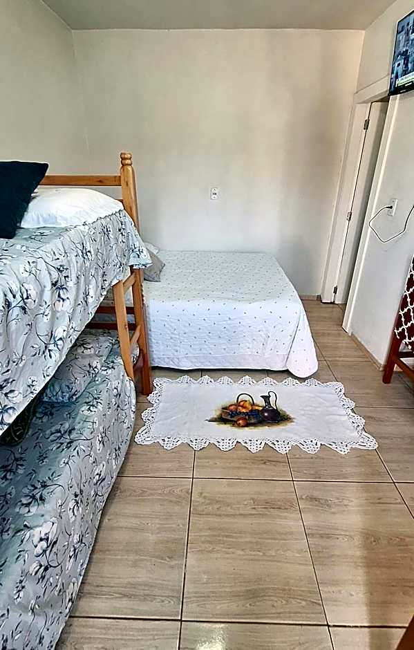 KITNET S2 em TORRES-RS - Na mais bela praia Gaúcha - Cozinha - Banheiro - Ar condicionado - TV smart 32' - Wi-Fi - Estacionamento - Anfitriã Superhost no BnB