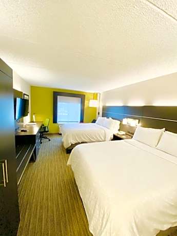 Standard Queen Room with Two Queen Beds and Tub - Mobility/Communications Accessible