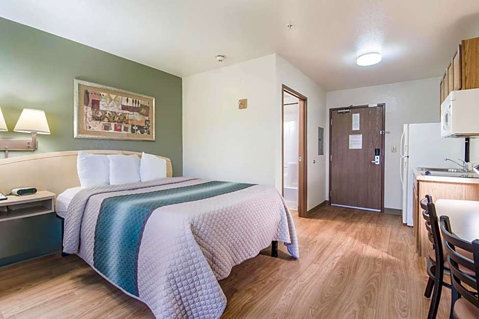 HomeTowne Studios & Suites Bentonville