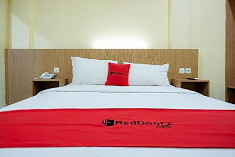 RedDoorz @ Hotel Mayang Sari 1