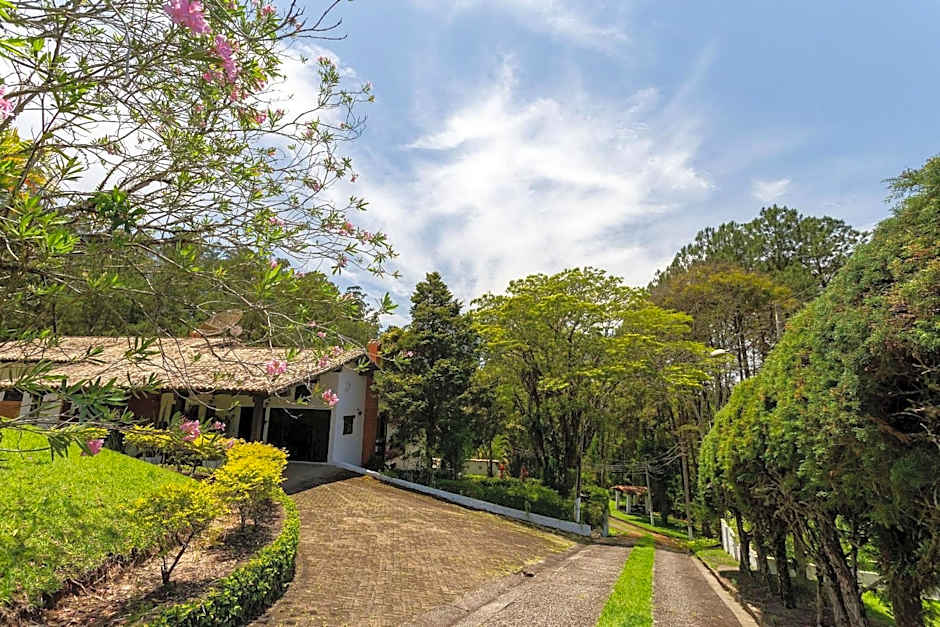 Sítio com piscina, área arborizada e lazer