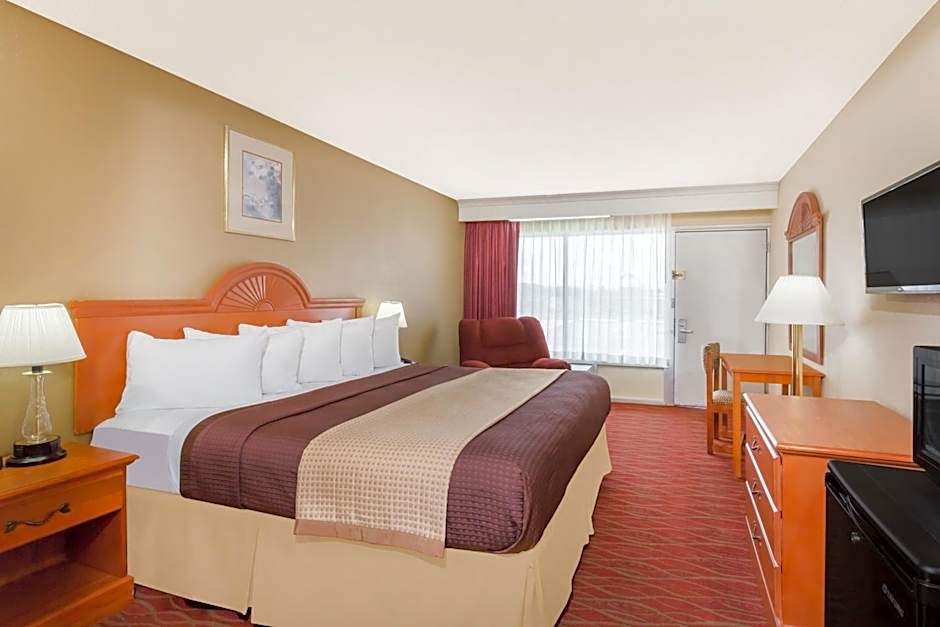 Days Inn by Wyndham Staunton South