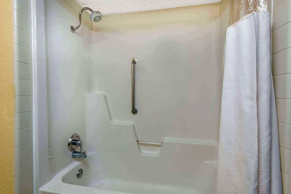 Blue Way Inn & Suites Wichita East