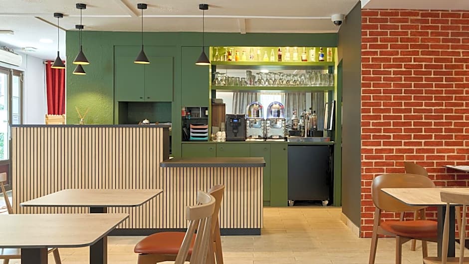 Campanile Les Ulis Hotel