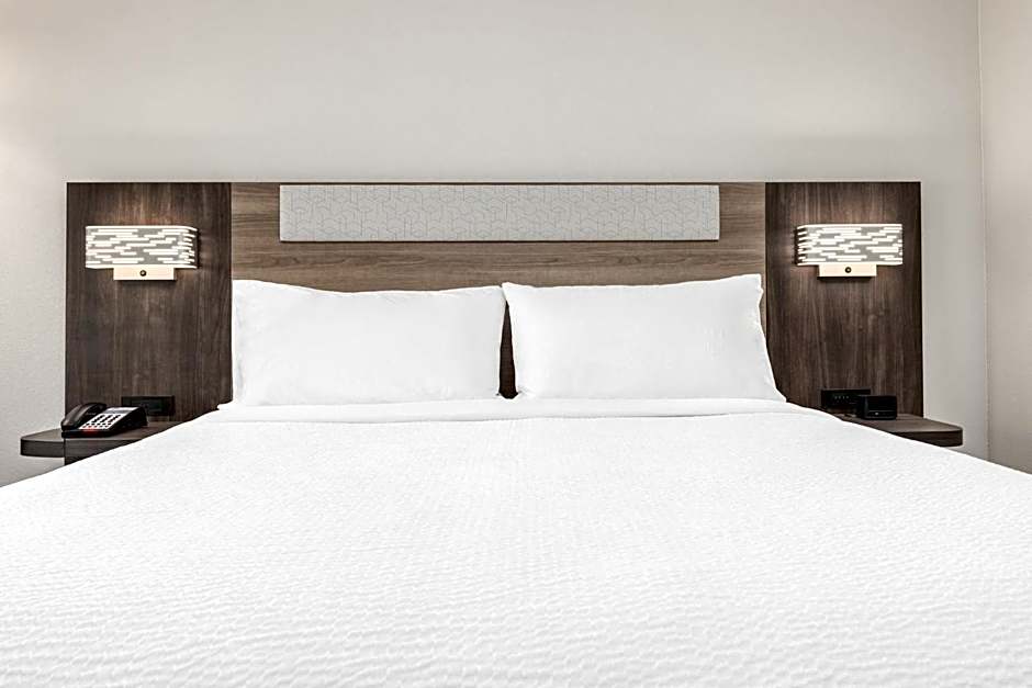 Holiday Inn Express & Suites Austin Airport East By IHG