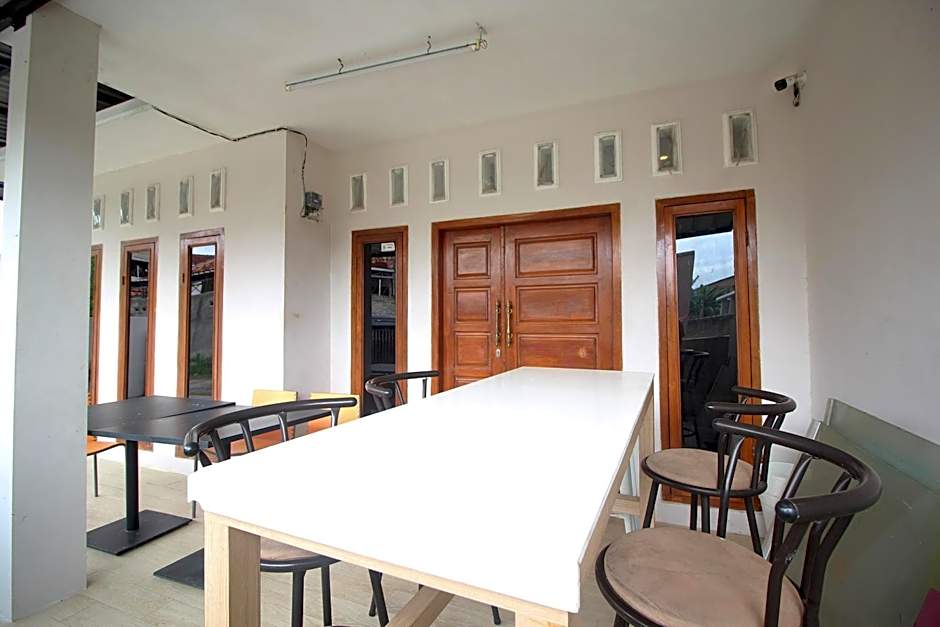 OYO Life 2273 Pratama Homestay