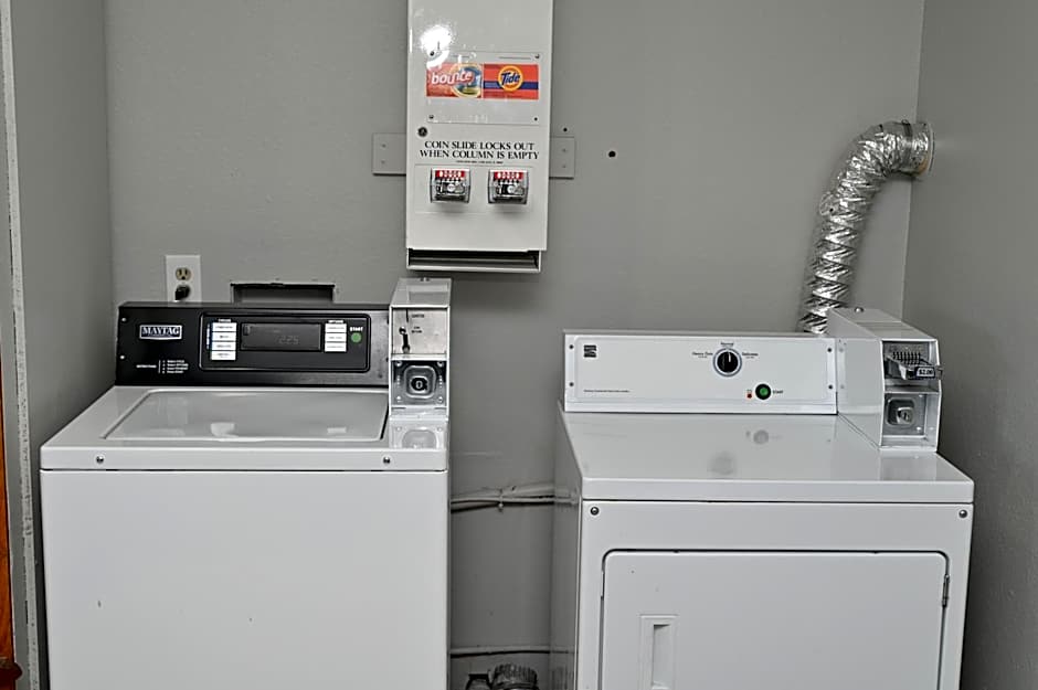 Super 8 by Wyndham Higginsville