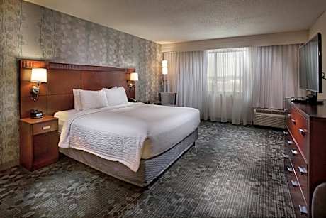 One-Bedroom King Suite with Courtyard View